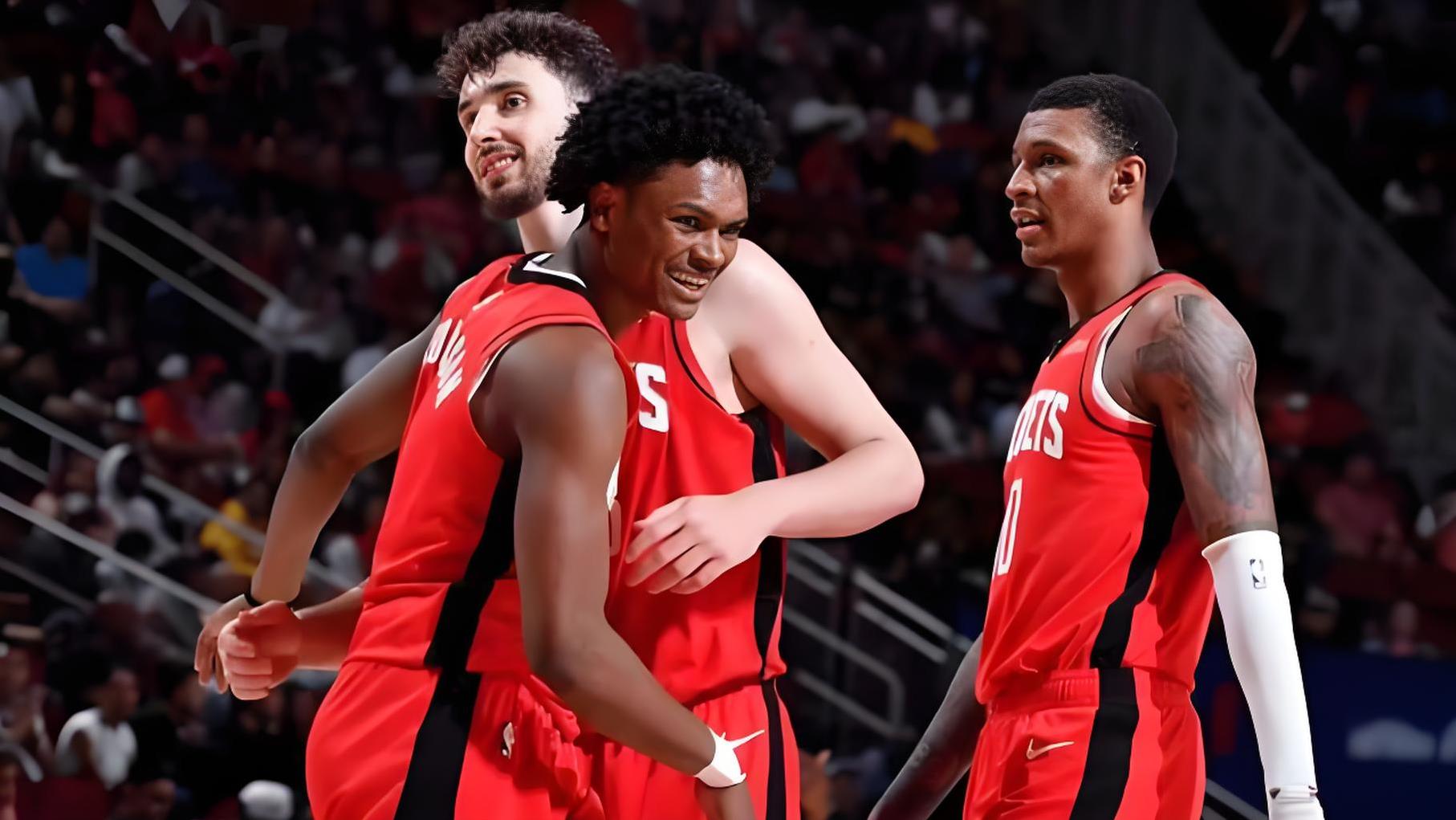 包含洛杉矶湖人发布备战花絮，赛前复出首秀，足总杯任务艰巨，赛程密集仍需轮换的词条